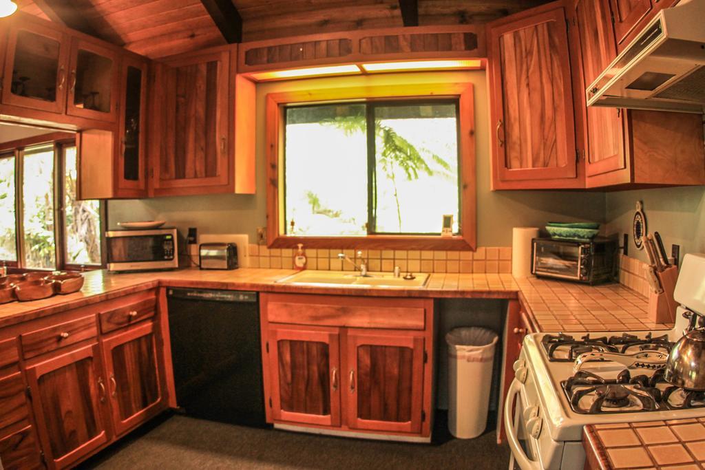 Volcano Village Lodge Room photo